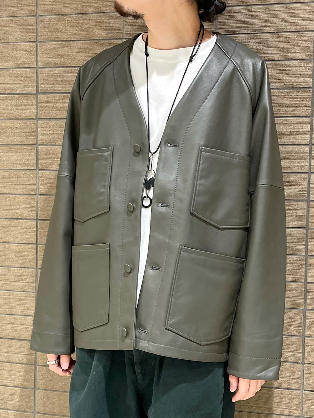 「カーディガン、ビッグシルエット、レザージャケット、テーラードジャケット、カラーパンツ、レイヤードスタイル、休日スタイル、きれいめカジュアル」｜「B:MING by BEAMSのB:MING by BEAMS / レザー ノーカラー ジャケット（ノーカラージャケット、グレー系）」を使った、Naoki Shuzuiさん（メンズ・178cm）の秋コーディネートの2枚目の写真