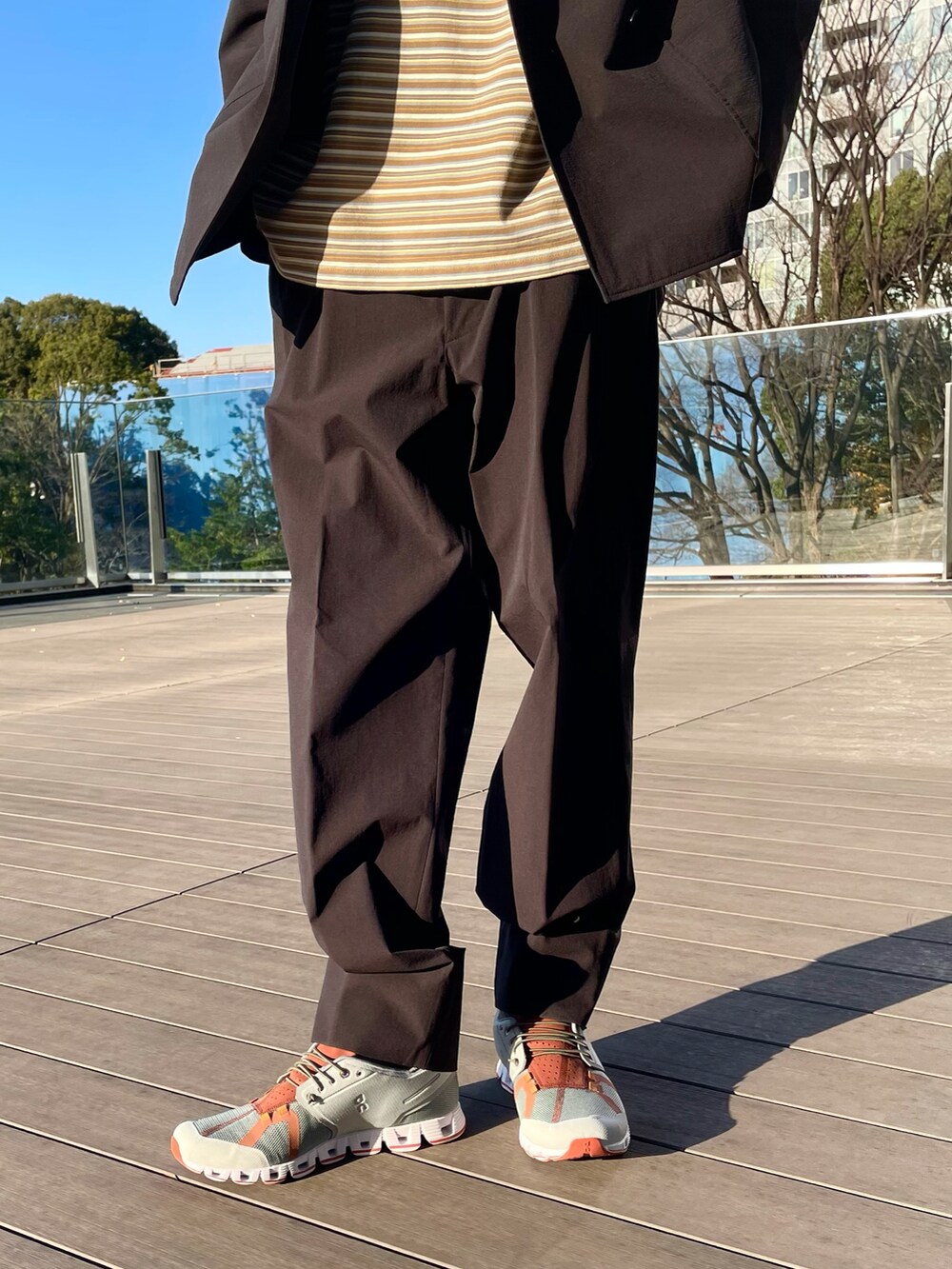 「スニーカー、セットアップ、ボーダー、モノトーン、レイヤードスタイル、きれいめカジュアル」｜「B:MING by BEAMSの＜UNISEX＞ B:MING by BEAMS / ヘビーウェイト ボーダー クルーネックカットソー（Tシャツ/カットソー、ブラウン系）」を使った、Naoki Shuzuiさん（メンズ・178cm）の冬コーディネートの3枚目の写真
