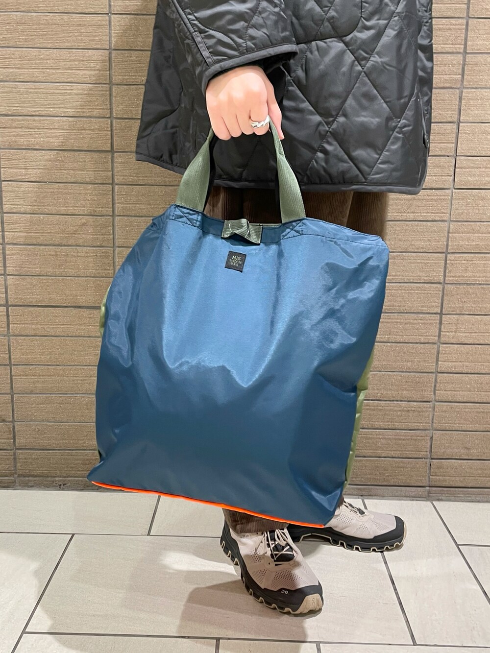 「トートバッグ、グリーン、キャップ、レイヤードスタイル、タートルネック、コーデュロイパンツ、ミリタリージャケット、休日スタイル、きれいめカジュアル、キルティングジャケット」|「B:MING by BEAMSのB:MING by BEAMS / ウールミックスファー 6パネル キャップ(キャップ、ブラック系)」を使った、Naoki Shuzuiさん(メンズ・178cm)の秋コーディネートの4枚目の写真