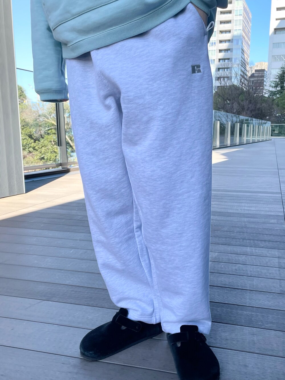 「スウェットパンツ、スウェット、ビッグシルエット、グリーン、パーカー」｜「B:MING by BEAMSのB:MING by BEAMS / ニュービンテージ ビッグ パーカ（パーカー、グリーン系）」を使った、Naoki Shuzuiさん（メンズ・178cm）の冬コーディネートの3枚目の写真