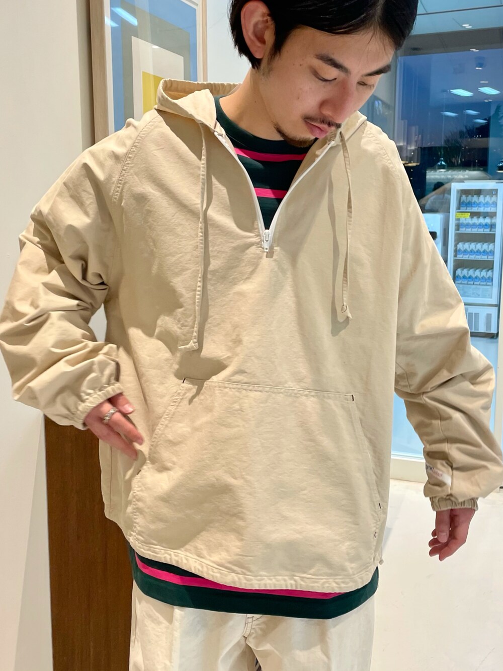 「スニーカー、ボーダー、ワントーンコーデ、パーカー、スラックス、レイヤードスタイル、きれいめカジュアル、ハーフジップ、私の推しブランド、淡色コーデ」｜「B:MING by BEAMSのSMITH'S AMERICAN x B:MING by BEAMS / 別注 オックス アノラック パーカ（シャツ/ブラウス、ベージュ系）」を使った、Naoki Shuzuiさん（メンズ・178cm）の冬コーディネートの2枚目の写真