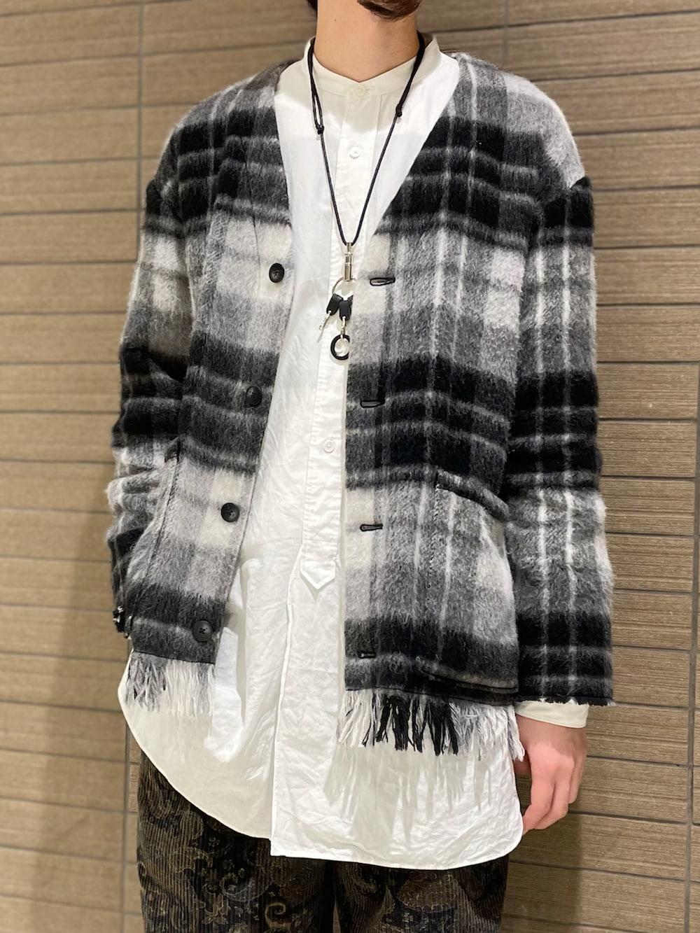 「チェック、カーディガン、ビッグシルエット、モノトーン、レイヤードスタイル、モヘアニット、コーデュロイパンツ、きれいめカジュアル、秋コーデ、チェック柄に恋してる、wearhalloween2021、スラックス」｜「COMOLIのアイテム（シャツ/ブラウス、ホワイト系）」を使った、Naoki Shuzuiさん（メンズ・178cm）の秋コーディネートの2枚目の写真