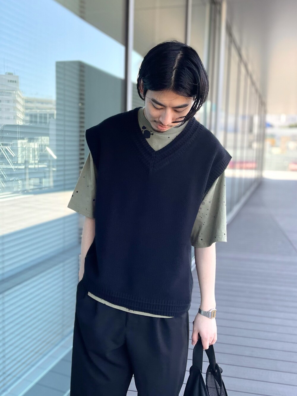「ビッグシルエット、ローファー、レイヤードスタイル、ニットベスト、シンプルコーデ、春コーデ、ミニバッグ」｜「B:MING by BEAMSのB:MING by BEAMS / カノコ ドロップショルダー Vネックベスト（ニット/セーター、ブラック系）」を使った、Naoki Shuzuiさん（メンズ・178cm）の春コーディネートの2枚目の写真