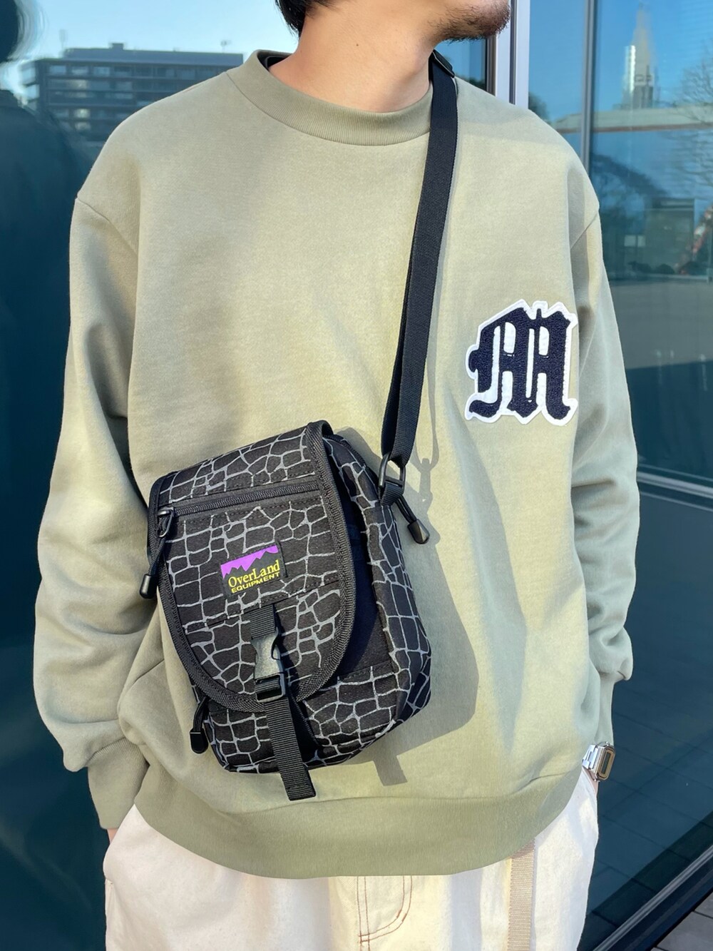 「スニーカー、ビッグシルエット、グリーン、カラーパンツ、ストリート、ロゴスウェット、白パンツ、ミニバッグ、お洒落さんとつながりたい」｜「B:MING by BEAMSのB:MING by BEAMS / ワッペン ドロップショルダー クルーネック スウェットシャツ（スウェット、グリーン系）」を使った、Naoki Shuzuiさん（メンズ・178cm）の冬コーディネートの2枚目の写真