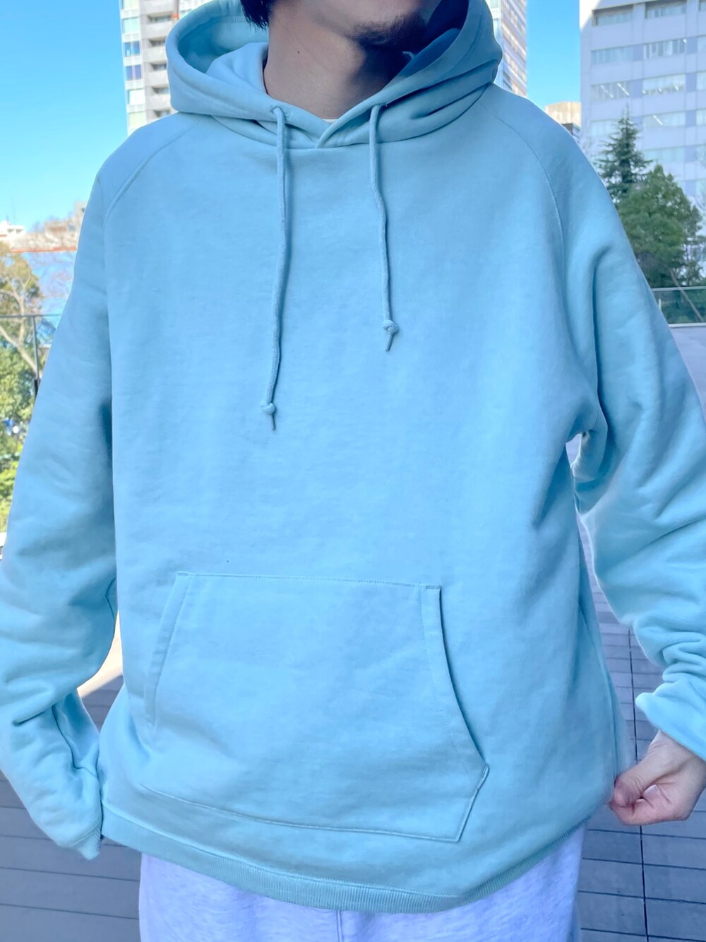 「スウェットパンツ、スウェット、ビッグシルエット、グリーン、パーカー」｜「B:MING by BEAMSのB:MING by BEAMS / ニュービンテージ ビッグ パーカ（パーカー、グリーン系）」を使った、Naoki Shuzuiさん（メンズ・178cm）の冬コーディネートの2枚目の写真