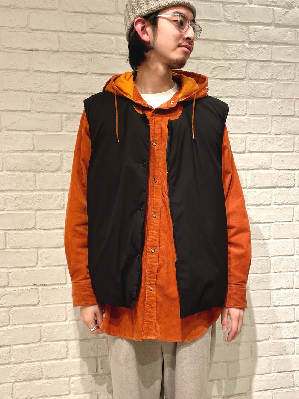 「スニーカー、ビッグシルエット、ニット帽、レイヤードスタイル、白スニーカー、メガネ男子、カラーパレット」｜「B:MING by BEAMSのB:MING by BEAMS / ALLIED 中綿 クルーネック ベスト（ベスト、ブラック系）」を使った、Naoki Shuzuiさん（メンズ・178cm）の冬コーディネートの2枚目の写真