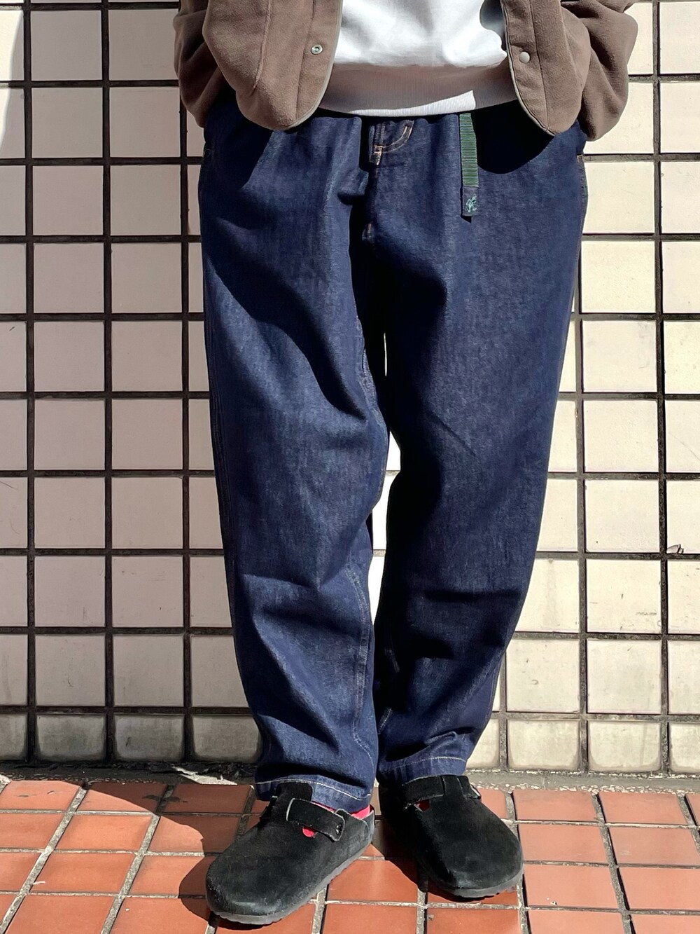 「カーディガン、デニム、ビッグシルエット、レイヤードスタイル、デニムパンツ、きれいめカジュアル、で」｜「B:MING by BEAMSのビーミング by ビームス / スーパーヘビーウェイト ロングスリーブ Tシャツ（Tシャツ/カットソー、ブルー系）」を使った、Naoki Shuzuiさん（メンズ・178cm）の冬コーディネートの3枚目の写真