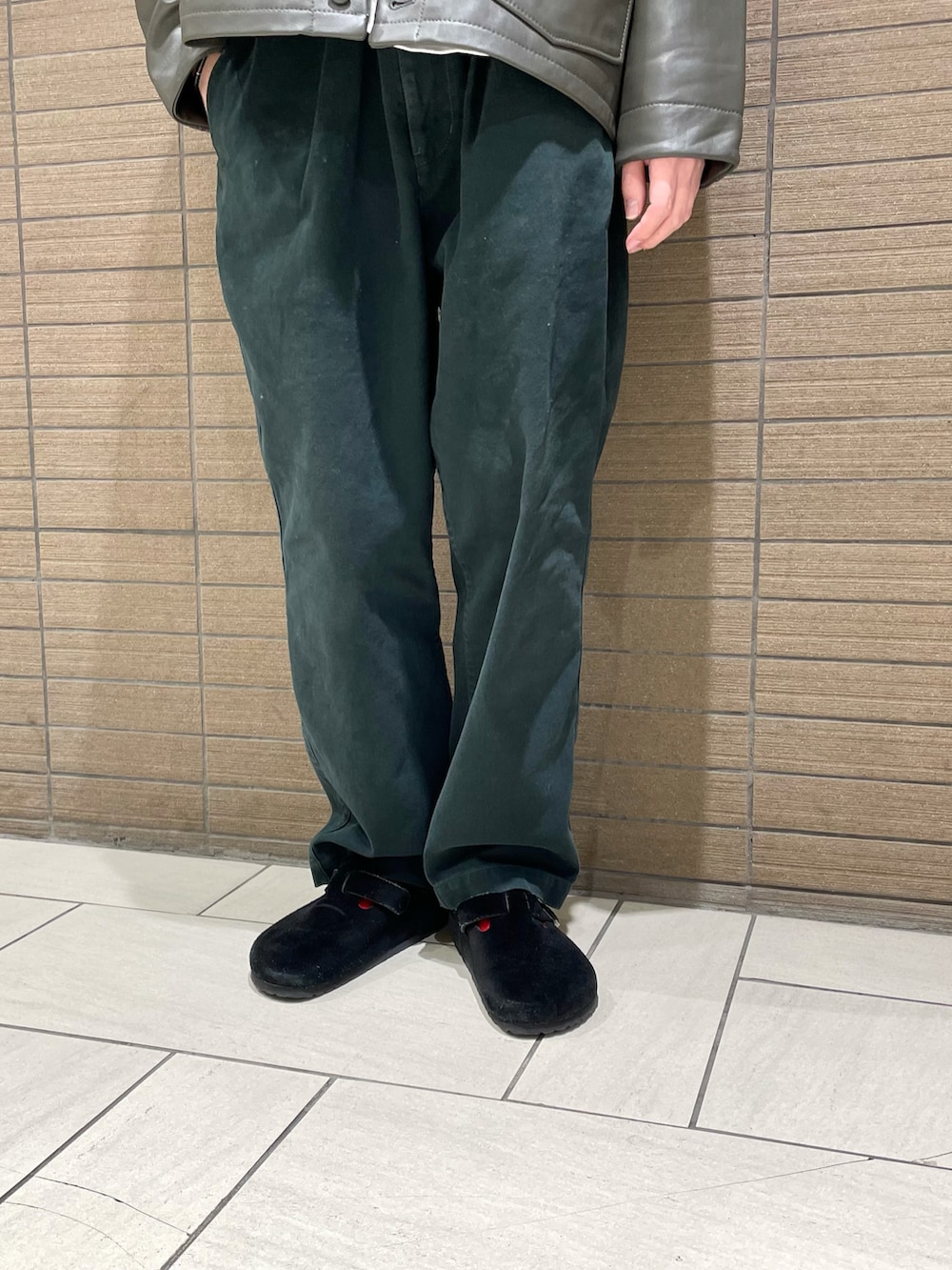 「カーディガン、ビッグシルエット、レザージャケット、テーラードジャケット、カラーパンツ、レイヤードスタイル、休日スタイル、きれいめカジュアル」｜「B:MING by BEAMSのB:MING by BEAMS / レザー ノーカラー ジャケット（ノーカラージャケット、グレー系）」を使った、Naoki Shuzuiさん（メンズ・178cm）の秋コーディネートの3枚目の写真