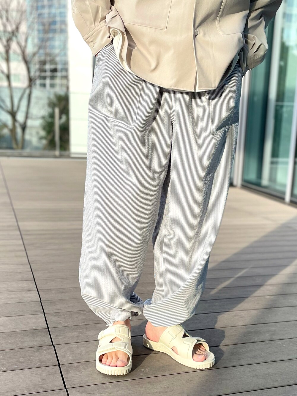 「きれいめカジュアル、春コーデ、シャツスタイル、オープンカラーシャツ、春服みてみて」｜「B:MING by BEAMSのB:MING by BEAMS / ビッグポケット ワイド オープンカラーシャツ（シャツ/ブラウス、ブラック系）」を使った、Naoki Shuzuiさん（メンズ・178cm）の春コーディネートの3枚目の写真
