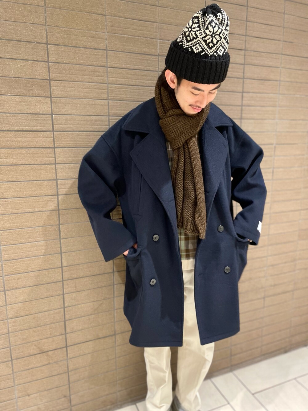 「チェック、ビッグシルエット、ニット帽、ピーコート、冬コーデ、レイヤードスタイル、スニーカーコーデ、マフラーぐるぐる、ノルディック柄、チェック柄に恋してる、クリスマスに着たい服」|「B:MING by BEAMSのB:MING by BEAMS / ハイブリット ピーコート(ピーコート、ブルー系)」を使った、Naoki Shuzuiさん(メンズ・178cm)の冬コーディネートの2枚目の写真