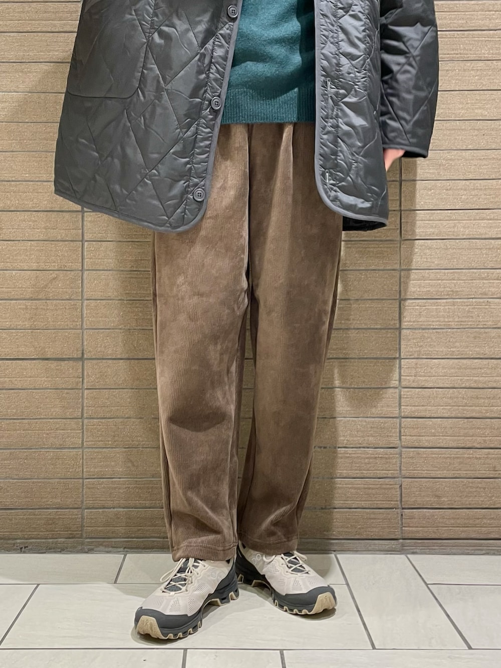 「トートバッグ、グリーン、キャップ、レイヤードスタイル、タートルネック、コーデュロイパンツ、ミリタリージャケット、休日スタイル、きれいめカジュアル、キルティングジャケット」|「B:MING by BEAMSのB:MING by BEAMS / ウールミックスファー 6パネル キャップ(キャップ、ブラック系)」を使った、Naoki Shuzuiさん(メンズ・178cm)の秋コーディネートの3枚目の写真