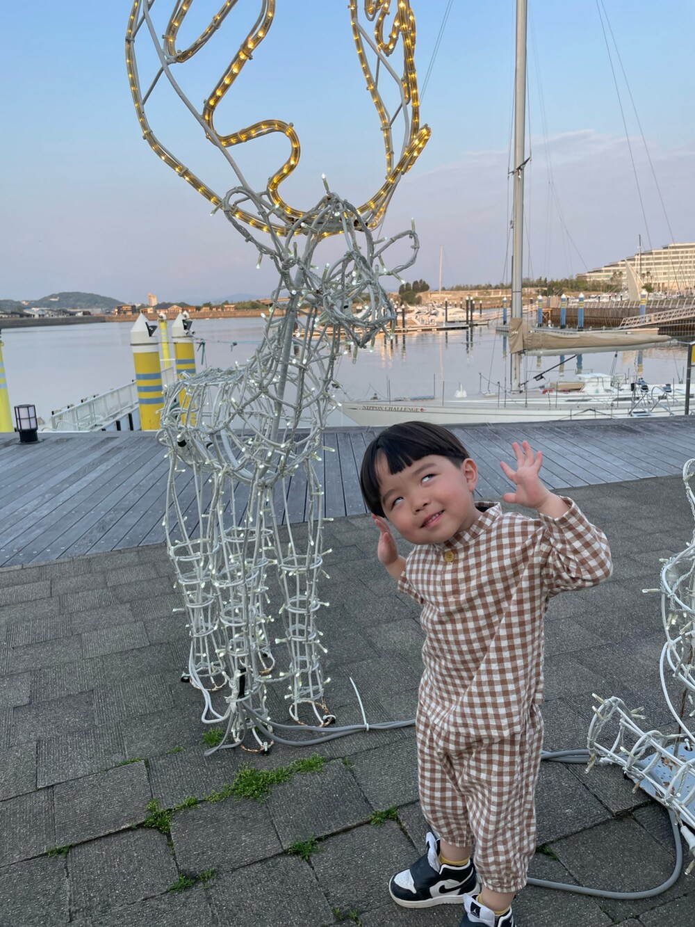 ホワイト系のスニーカーを着用したキッズの夏コーディネートの2枚目の写真