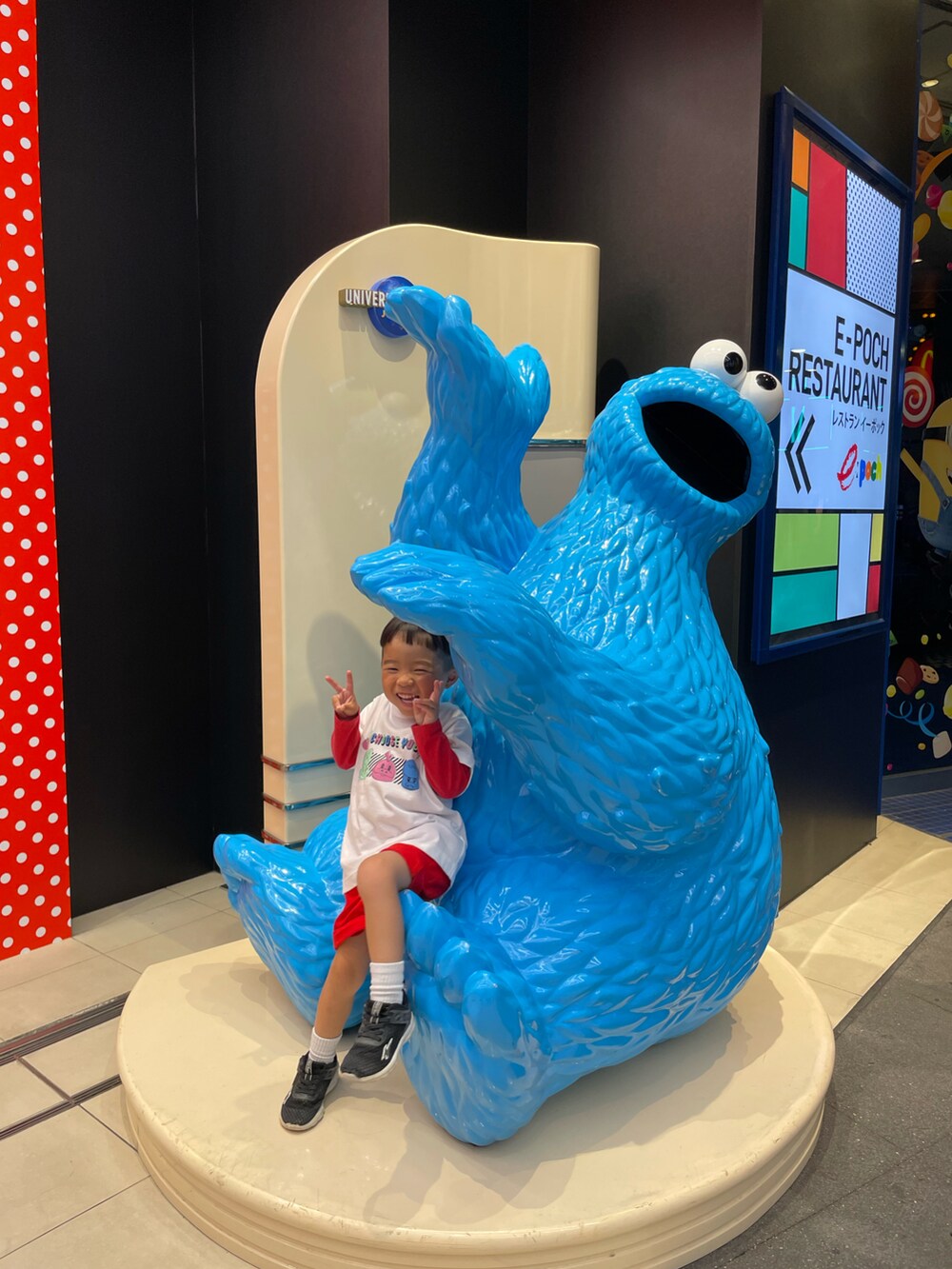 ホワイト系のTシャツ/カットソーを着用したキッズの秋コーディネートの5枚目の写真