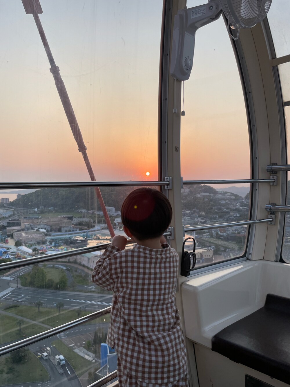 ホワイト系のスニーカーを着用したキッズの夏コーディネートの4枚目の写真