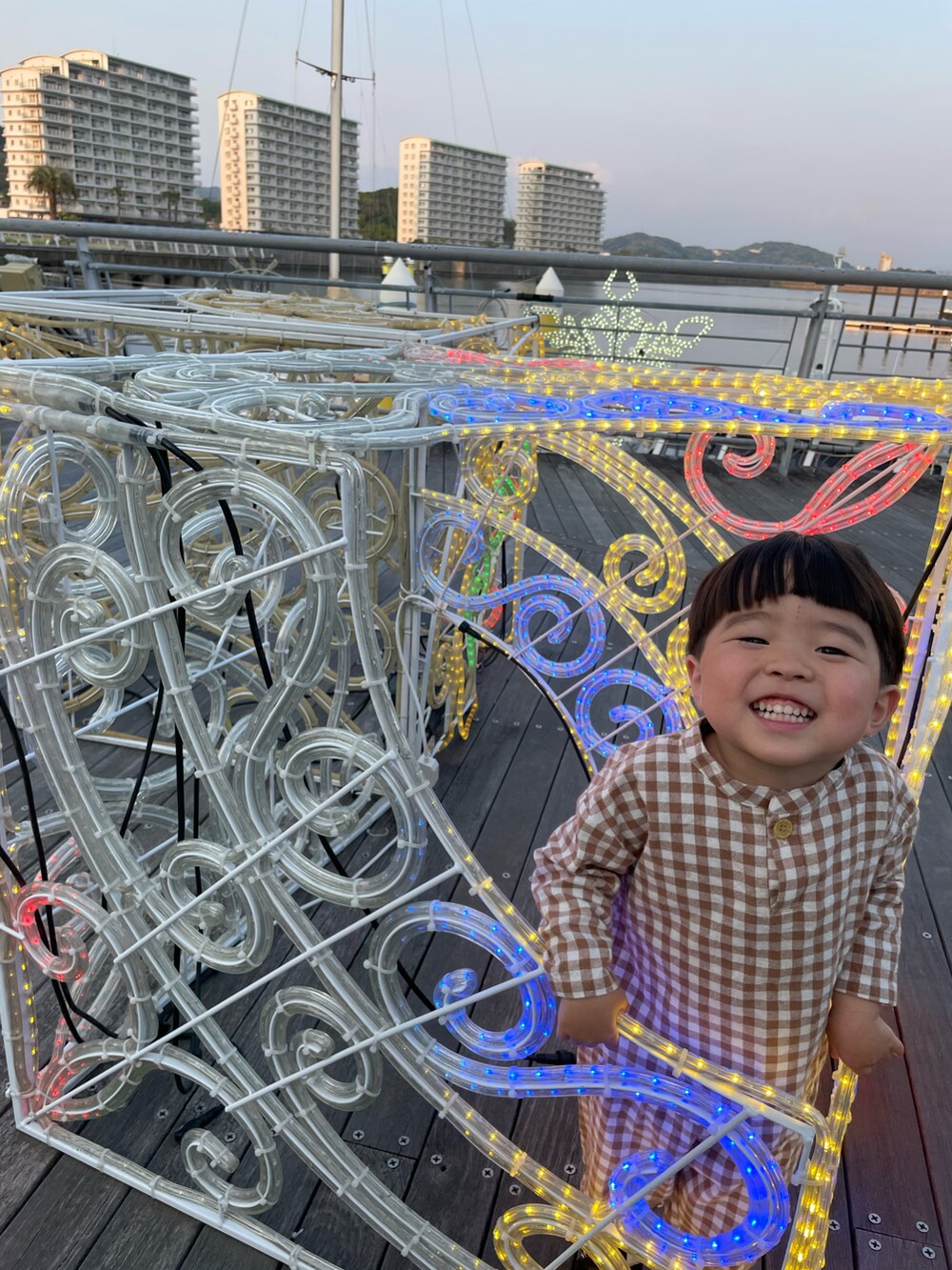 ホワイト系のスニーカーを着用したキッズの夏コーディネートの3枚目の写真
