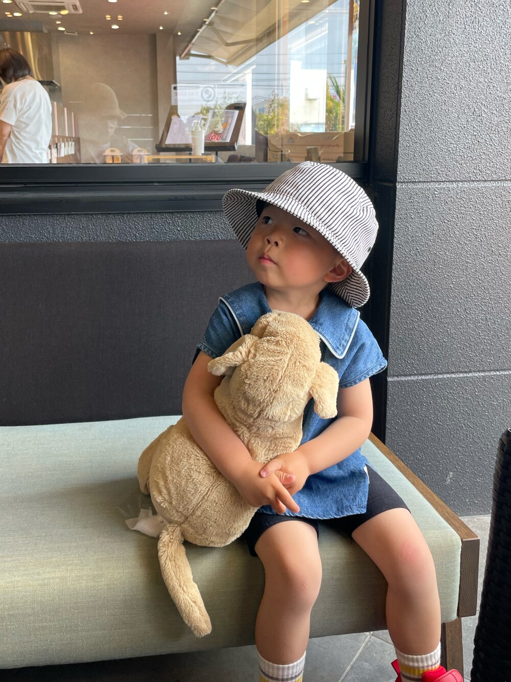 ブラック系のパンツ、レッド系のスニーカー、ホワイト系のハットを着用したキッズの夏コーディネートの4枚目の写真