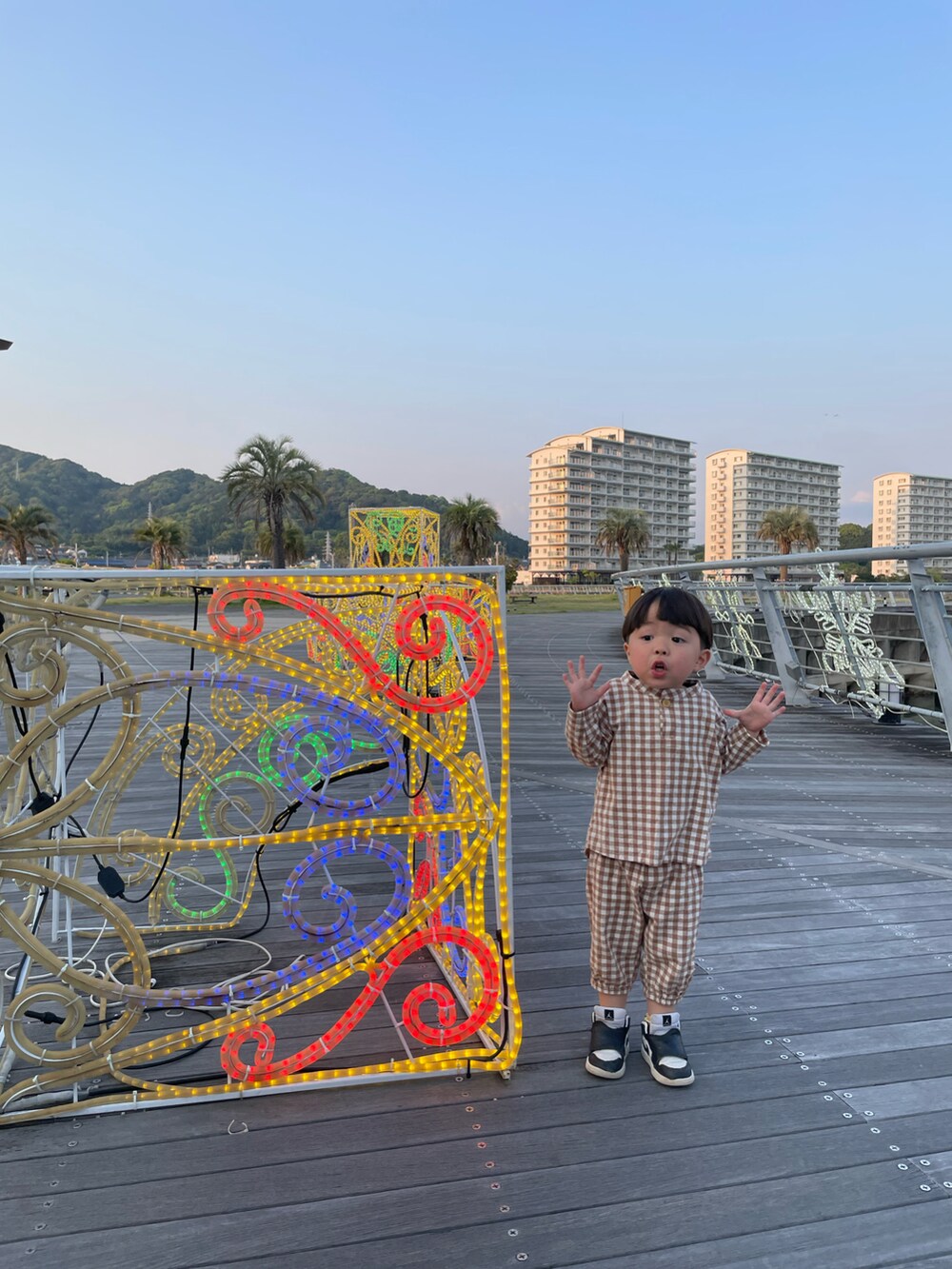 ホワイト系のスニーカーを着用したキッズの夏コーディネートの5枚目の写真