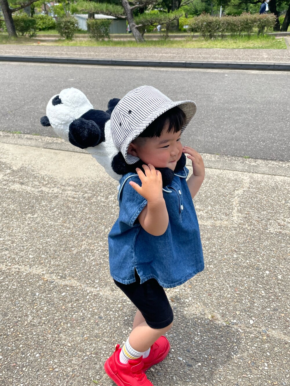 ブラック系のパンツ、レッド系のスニーカー、ホワイト系のハットを着用したキッズの夏コーディネートの3枚目の写真