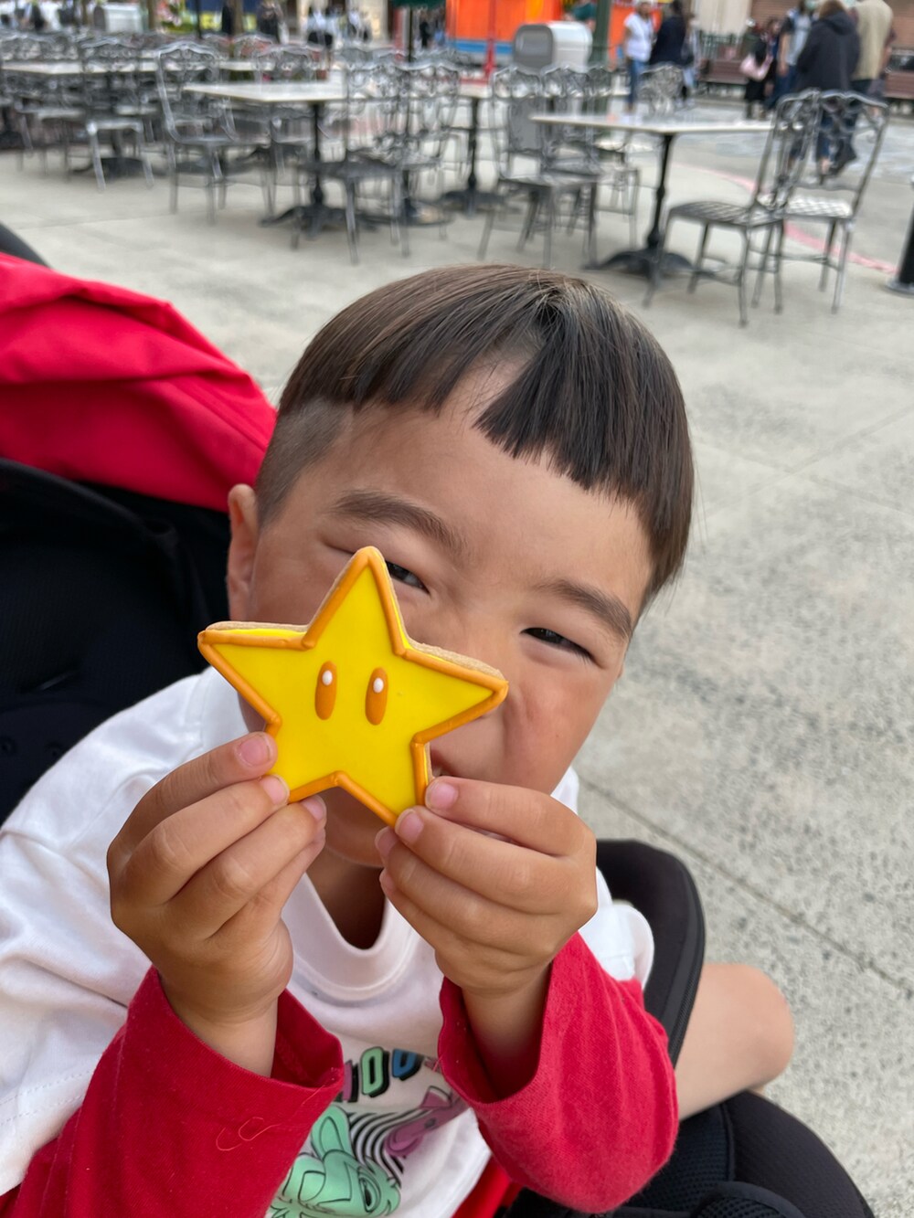 ホワイト系のTシャツ/カットソーを着用したキッズの秋コーディネートの3枚目の写真