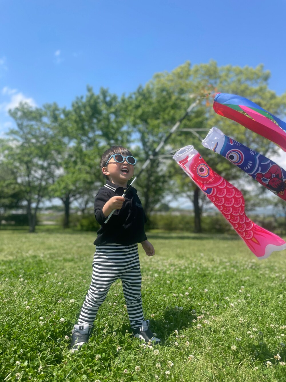 「ポロシャツ、ボーダー、サングラス」｜「UNIQLOのアイテム（その他パンツ、ブラック系）」を使った、ryumacodeさん（キッズ・90cm）の夏コーディネートの3枚目の写真