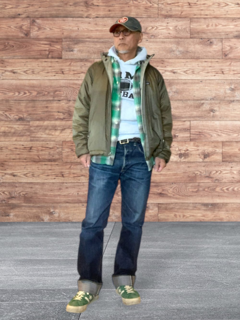 グリーン系のスニーカー、グリーン系のシャツ/ブラウス、その他のナイロンジャケットを着用したメンズの春コーディネートの2枚目の写真