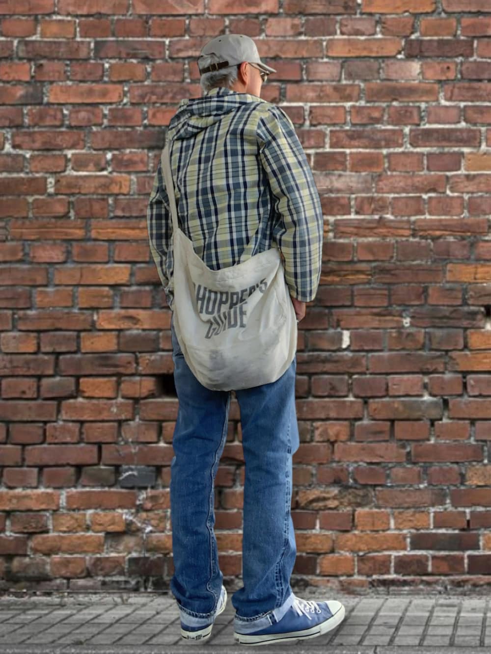 ブルー系のスニーカー、ブルー系のデニムパンツを着用したメンズの秋コーディネートの2枚目の写真