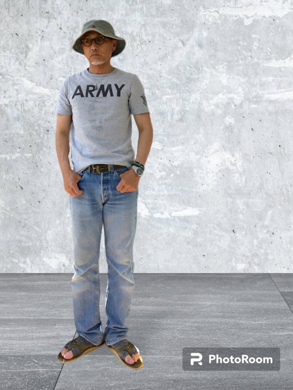 「アメカジ、ダッズスタイル、アメリカンスタンダード、チャンピオン、501、levi’s、army、キャップ、バケハ、夏コーデ、シンプルコーデ、デニム、Tシャツ、サンダル、古着好きな人と繋がりたい」｜「ISLAND SLIPPERのISLAND SLIPPER スムースレザーサンダル（サンダル、グリーン系）」を使った、kazu1969さん（メンズ・170cm）の夏コーディネートの2枚目の写真