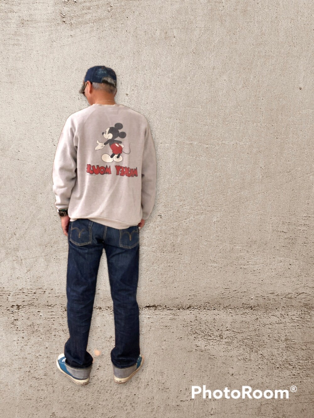 ブルー系のスニーカー、ブルー系のデニムパンツ、グレー系のスウェットを着用したメンズの春コーディネートの3枚目の写真