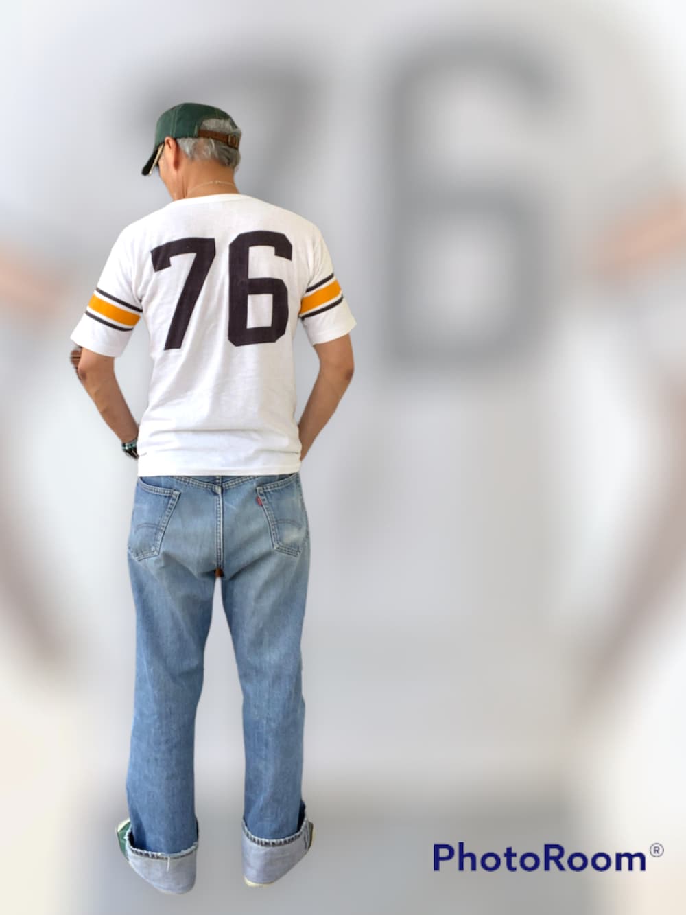 グリーン系のスニーカー、ブルー系のデニムパンツ、ホワイト系のTシャツ/カットソーを着用したメンズの夏コーディネートの3枚目の写真