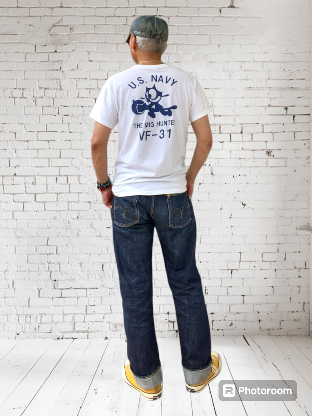 イエロー系のスニーカー、ブルー系のデニムパンツ、ホワイト系のTシャツ/カットソーを着用したメンズの夏コーディネートの2枚目の写真