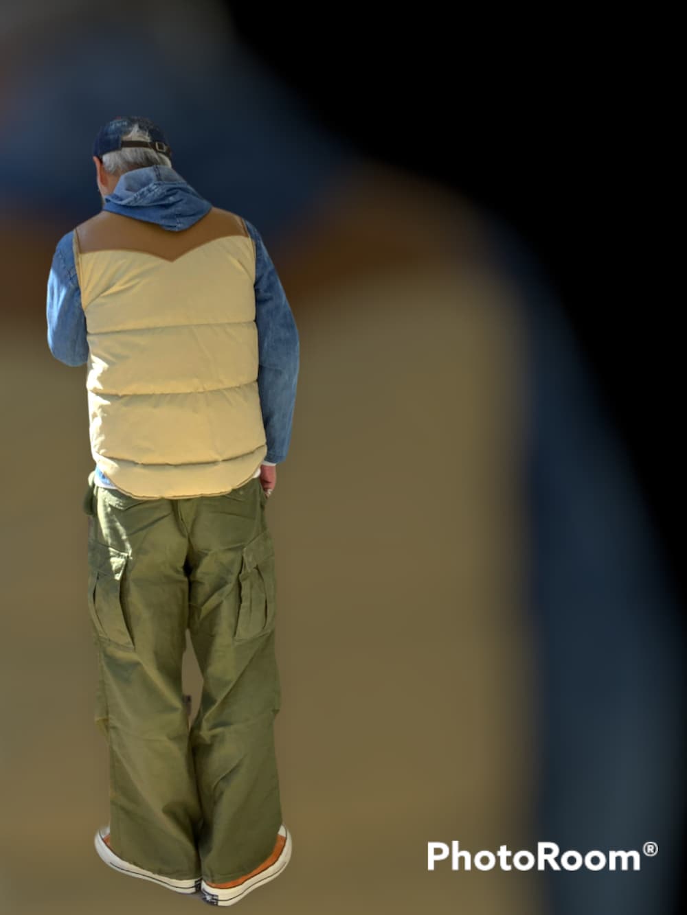 グリーン系のカーゴパンツ、イエロー系のスニーカー、ブルー系のデニムジャケットを着用したメンズの冬コーディネートの3枚目の写真