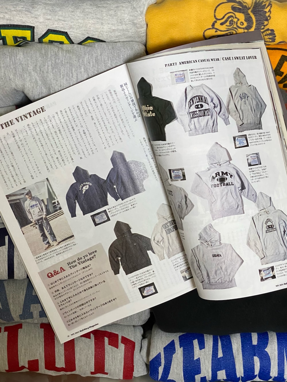 ブルー系のデニムパンツ、パープル系のパーカー、ブルー系のキャップを着用したメンズの秋コーディネートの4枚目の写真