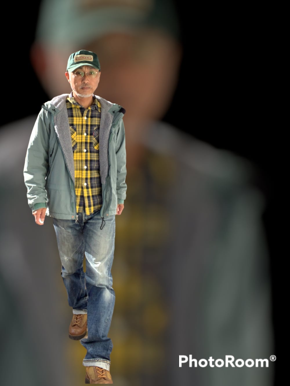 ベージュ系のブーツ、ブルー系のデニムパンツ、イエロー系のシャツ/ブラウスを着用したメンズの冬コーディネートの2枚目の写真