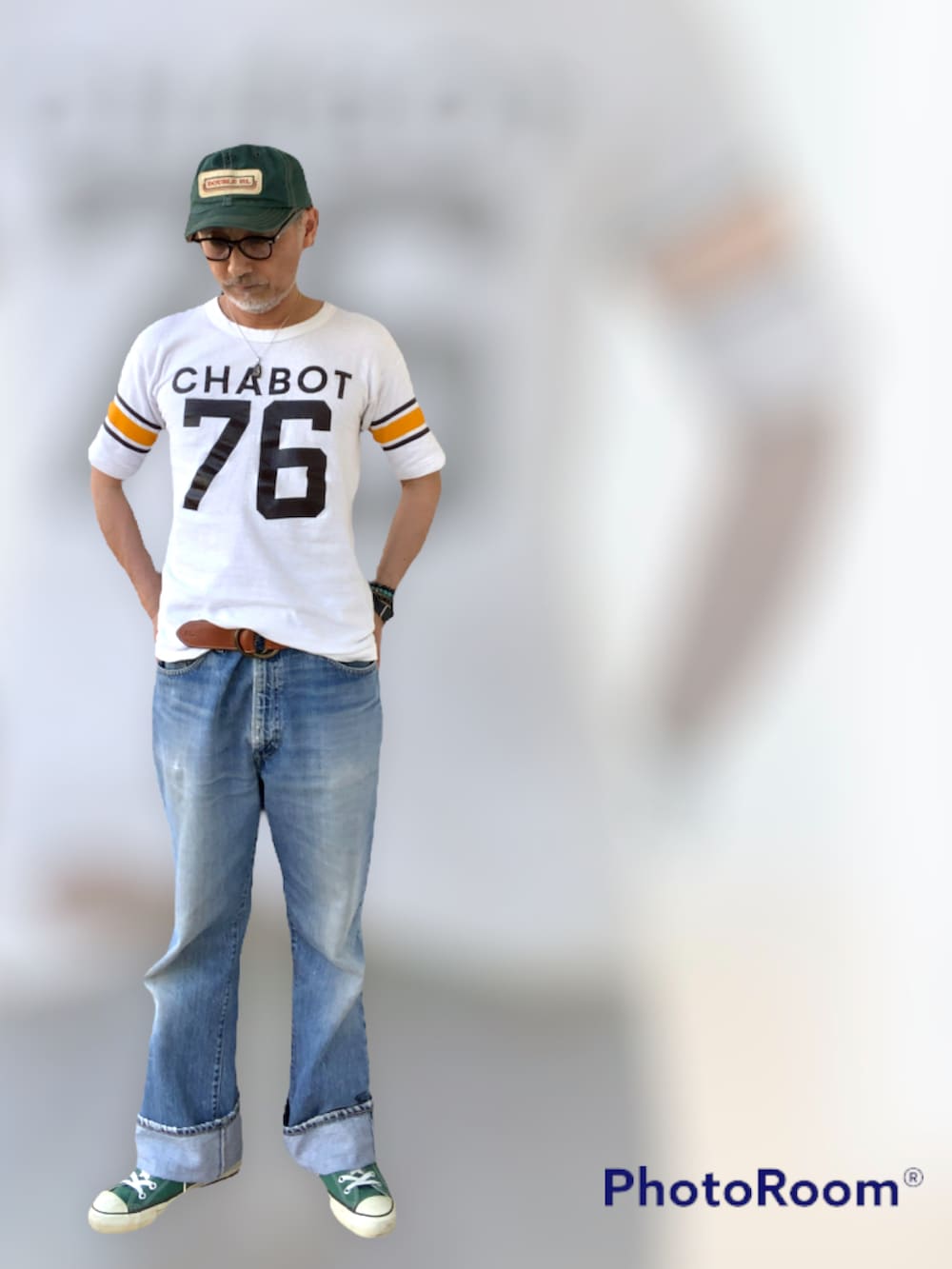 グリーン系のスニーカー、ブルー系のデニムパンツ、ホワイト系のTシャツ/カットソーを着用したメンズの夏コーディネートの2枚目の写真