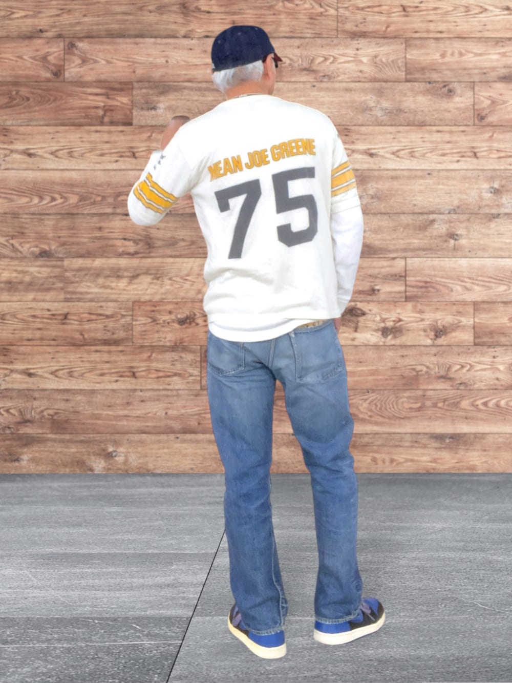 ブルー系のスニーカー、ブルー系のデニムパンツ、ホワイト系のTシャツ/カットソーを着用したメンズの秋コーディネートの2枚目の写真
