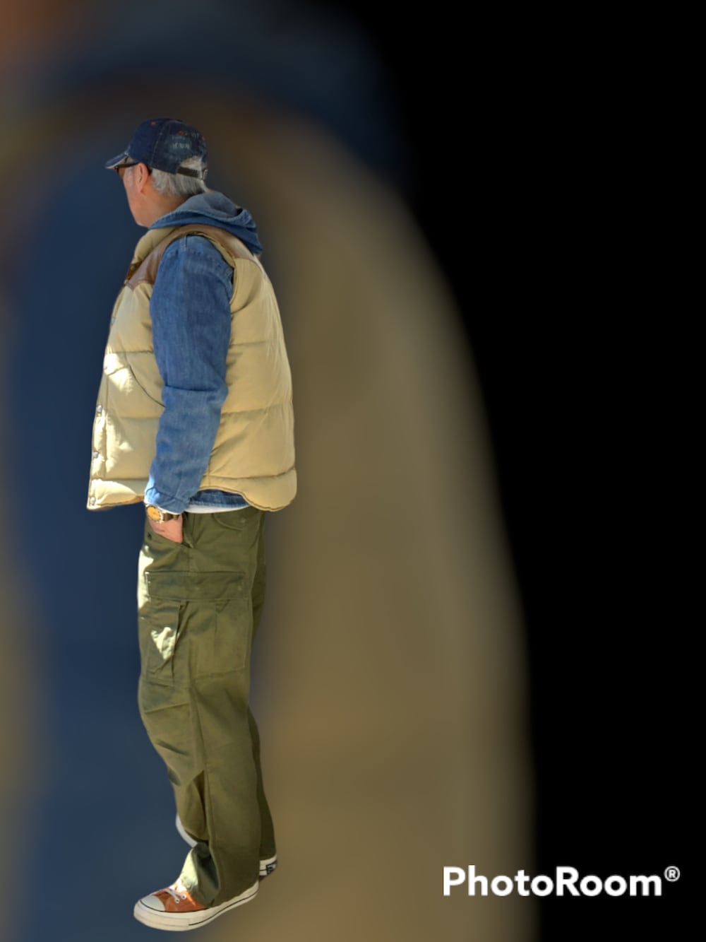 グリーン系のカーゴパンツ、イエロー系のスニーカー、ブルー系のデニムジャケットを着用したメンズの冬コーディネートの2枚目の写真