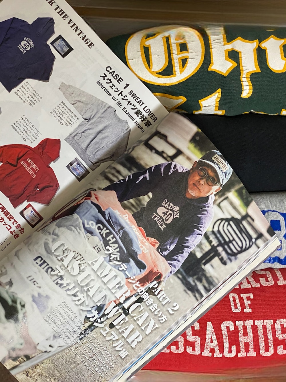 ブルー系のデニムパンツ、パープル系のパーカー、ブルー系のキャップを着用したメンズの秋コーディネートの3枚目の写真