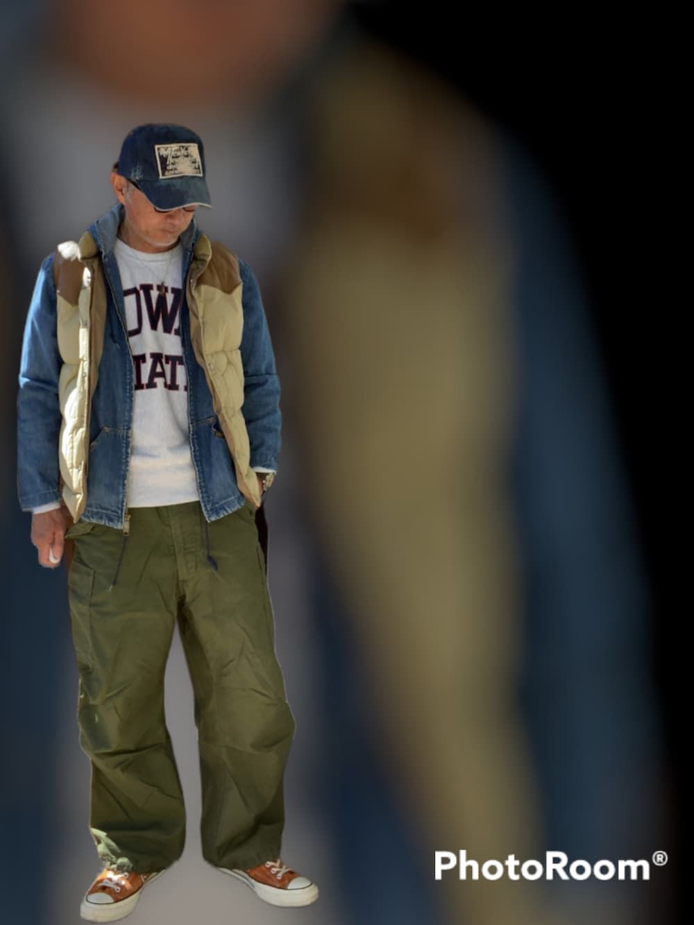 グリーン系のカーゴパンツ、イエロー系のスニーカー、ブルー系のデニムジャケットを着用したメンズの冬コーディネートの4枚目の写真