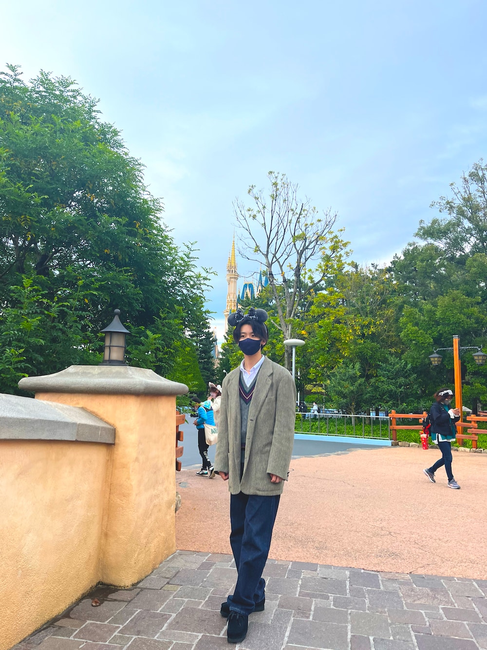 ホワイト系のシャツ/ブラウス、グレー系のニット/セーター、ベージュ系のジャケット/アウターを着用したメンズの秋コーディネートの2枚目の写真