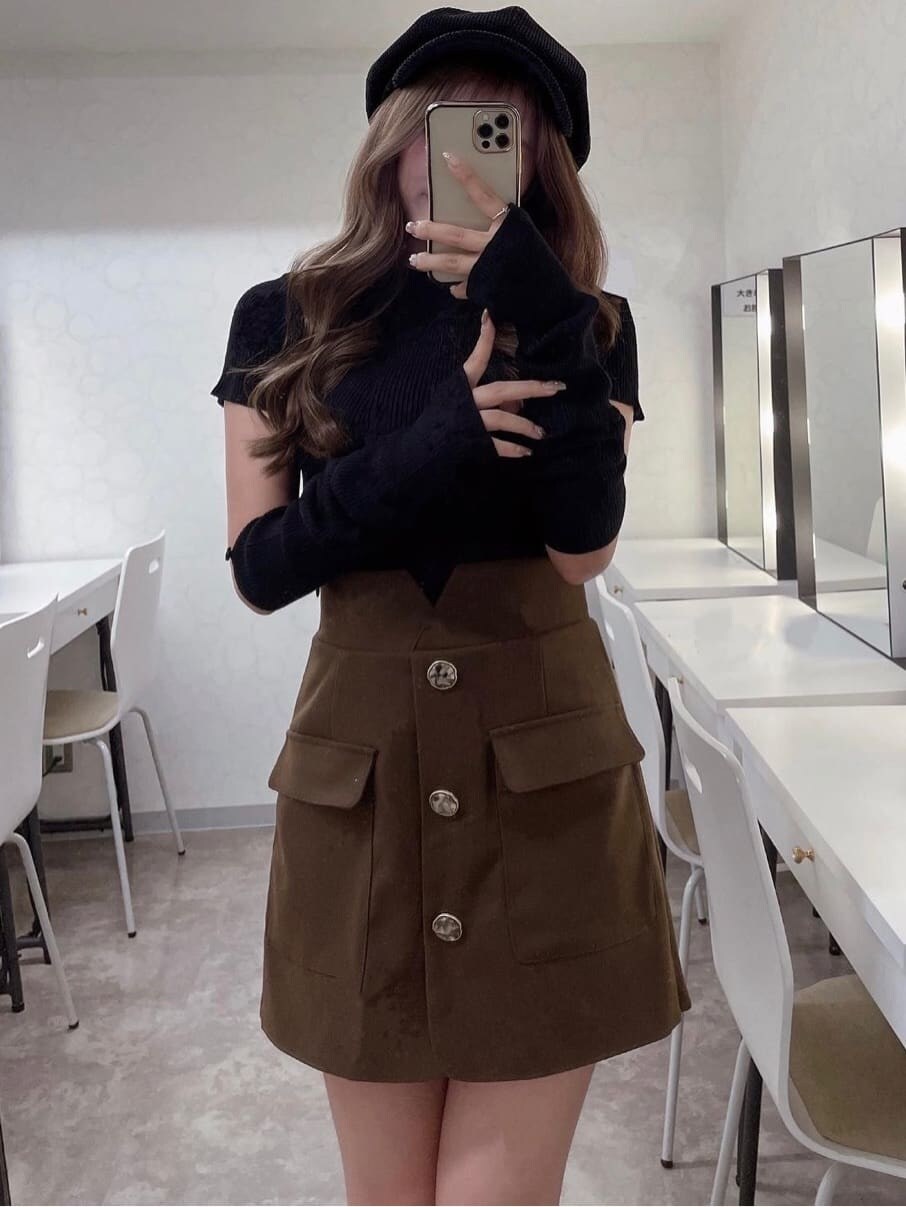 ブラウン系のその他パンツ、ブラック系のニット/セーター、ブラック系のキャスケットを着用したレディースの夏コーディネートの2枚目の写真