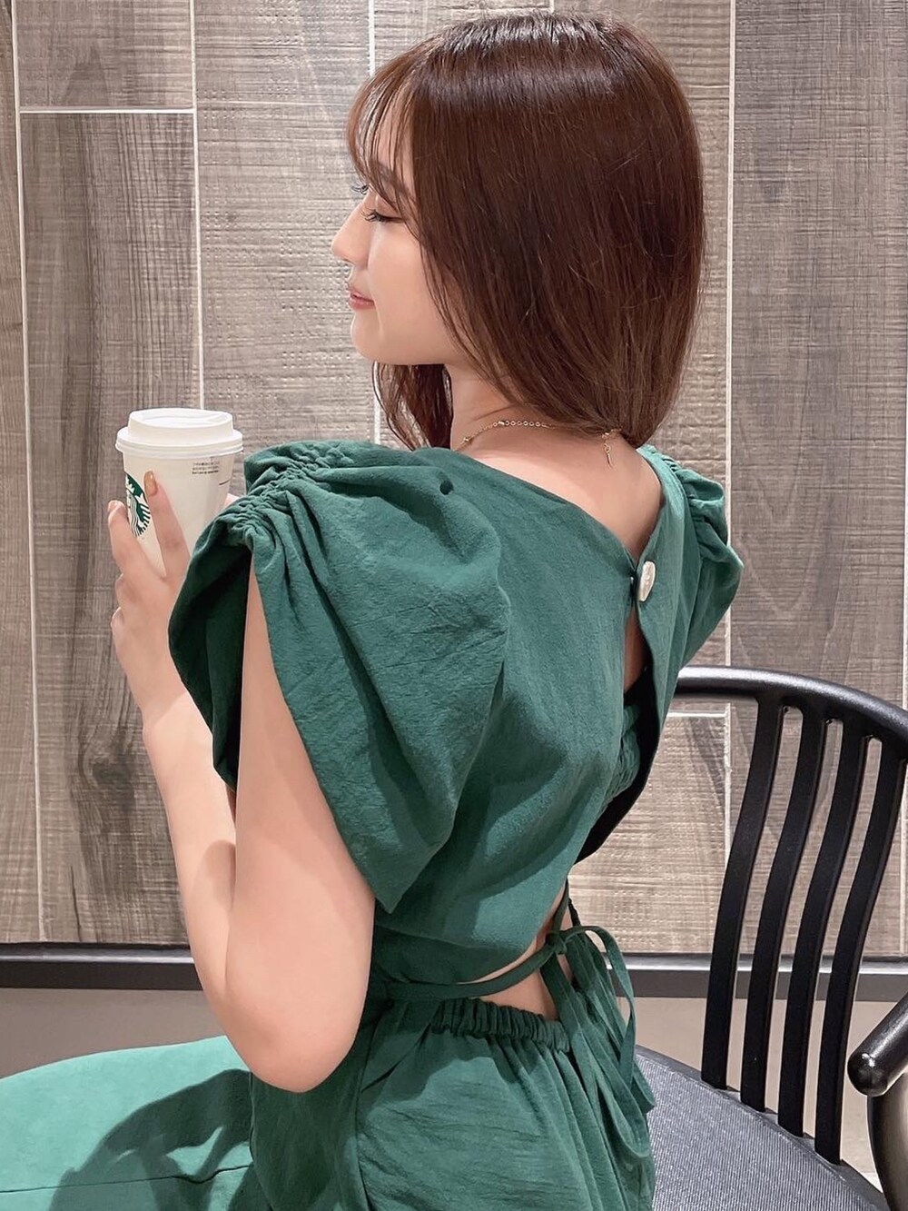 グリーン系のワンピース、ゴールド系のネックレスを着用したレディースの夏コーディネートの2枚目の写真