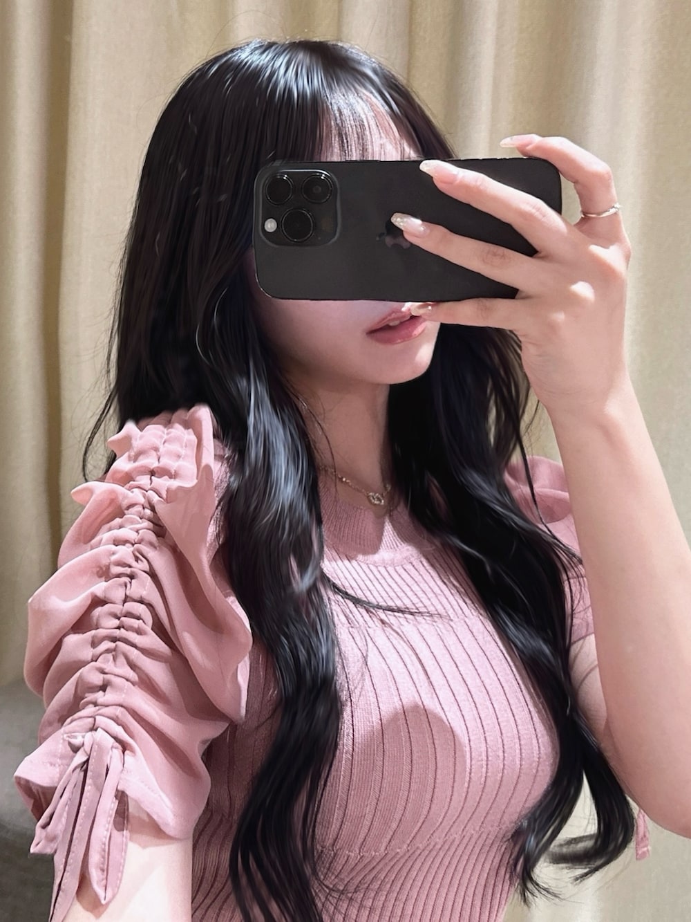 ピンク系のニット/セーターを着用したレディースの夏コーディネートの2枚目の写真
