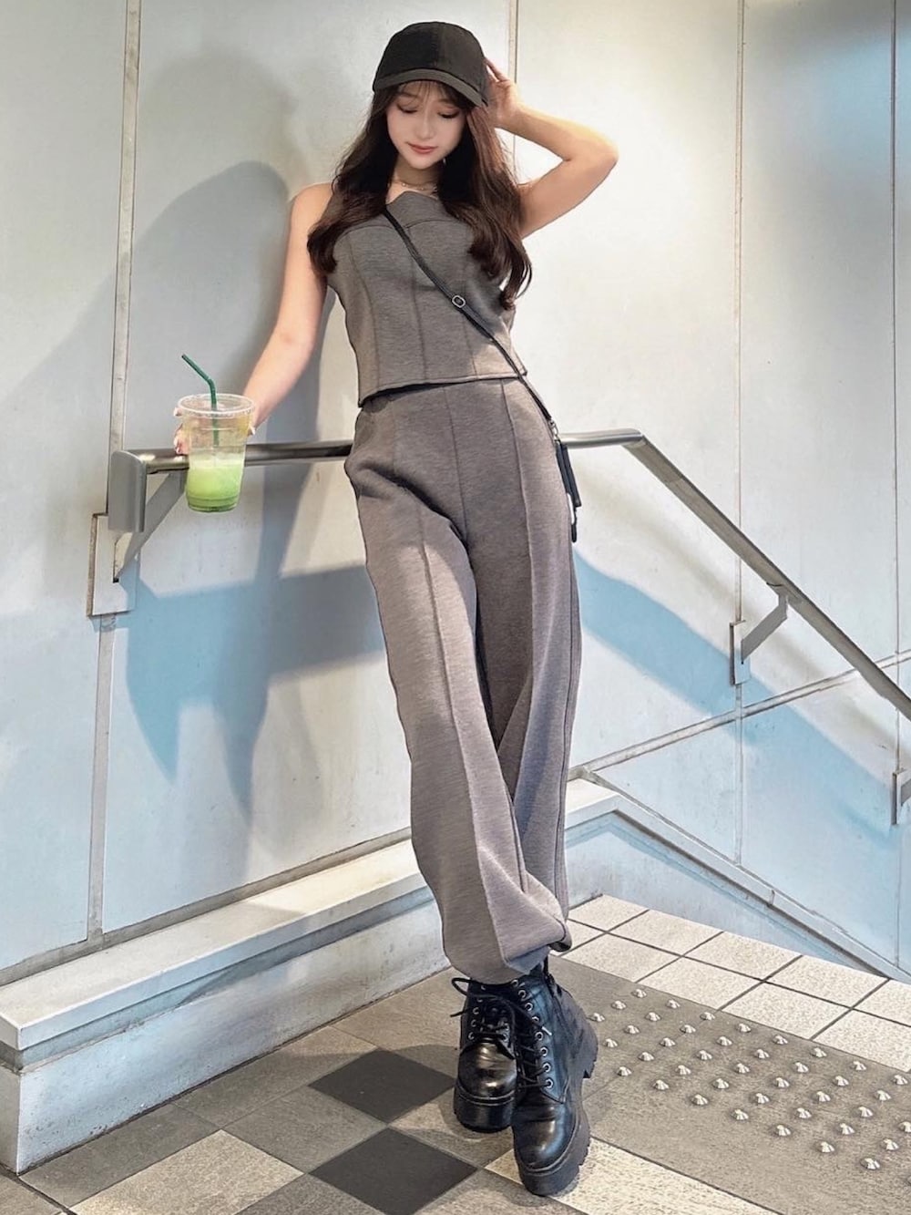 グレー系のスウェット、グレー系のスウェットパンツを着用したレディースの夏コーディネートの2枚目の写真