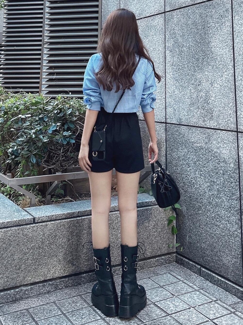 ブルー系のシャツ/ブラウス、ブラック系のその他パンツ、ブラック系のハンドバッグを着用したレディースの夏コーディネートの3枚目の写真