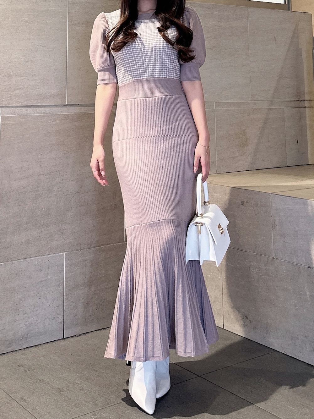 ブラウン系のワンピース、ホワイト系のブーツを着用したレディースの冬コーディネートの2枚目の写真