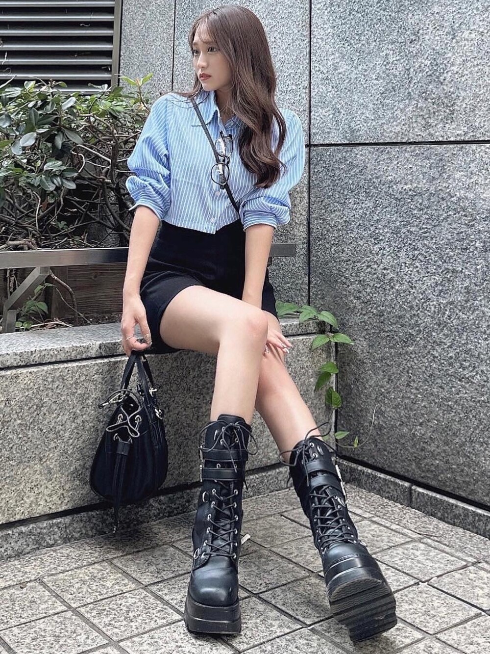 ブルー系のシャツ/ブラウス、ブラック系のその他パンツ、ブラック系のハンドバッグを着用したレディースの夏コーディネートの2枚目の写真