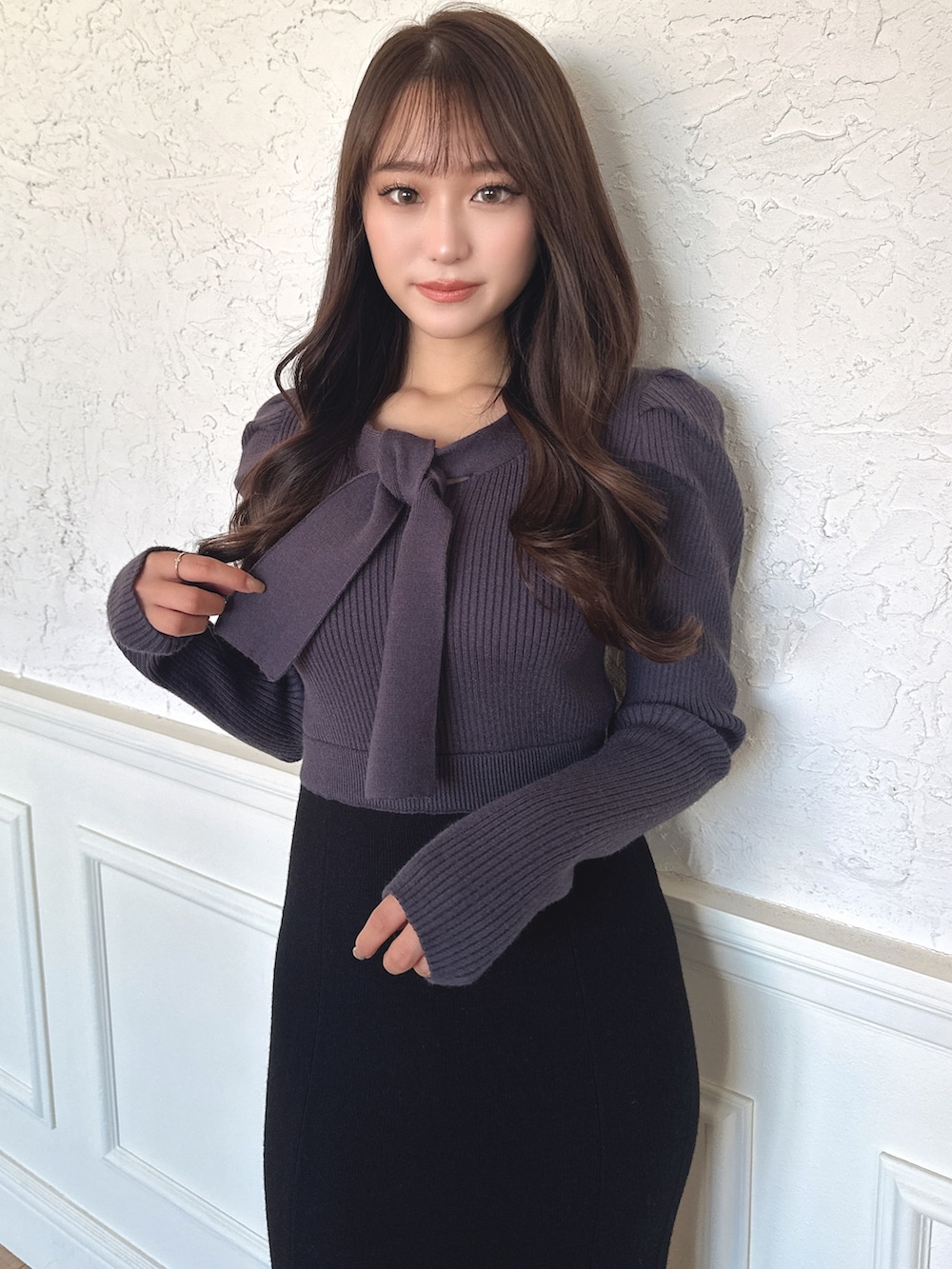 ブルー系のワンピース、ブラック系のブーツを着用したレディースの冬コーディネートの3枚目の写真