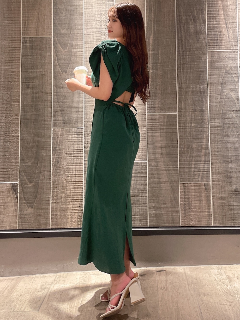 グリーン系のワンピース、ゴールド系のネックレスを着用したレディースの夏コーディネートの4枚目の写真