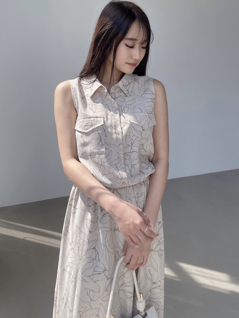 その他のシャツワンピース、ホワイト系のサンダルを着用したレディースの夏コーディネートの3枚目の写真