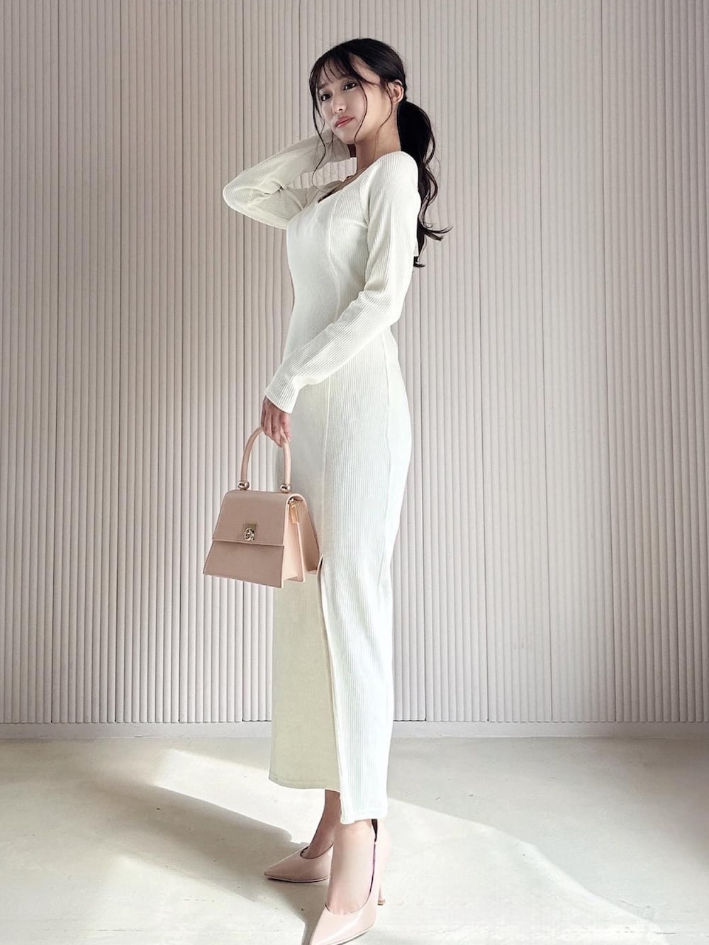 ホワイト系のワンピースを着用したレディースの秋コーディネートの2枚目の写真
